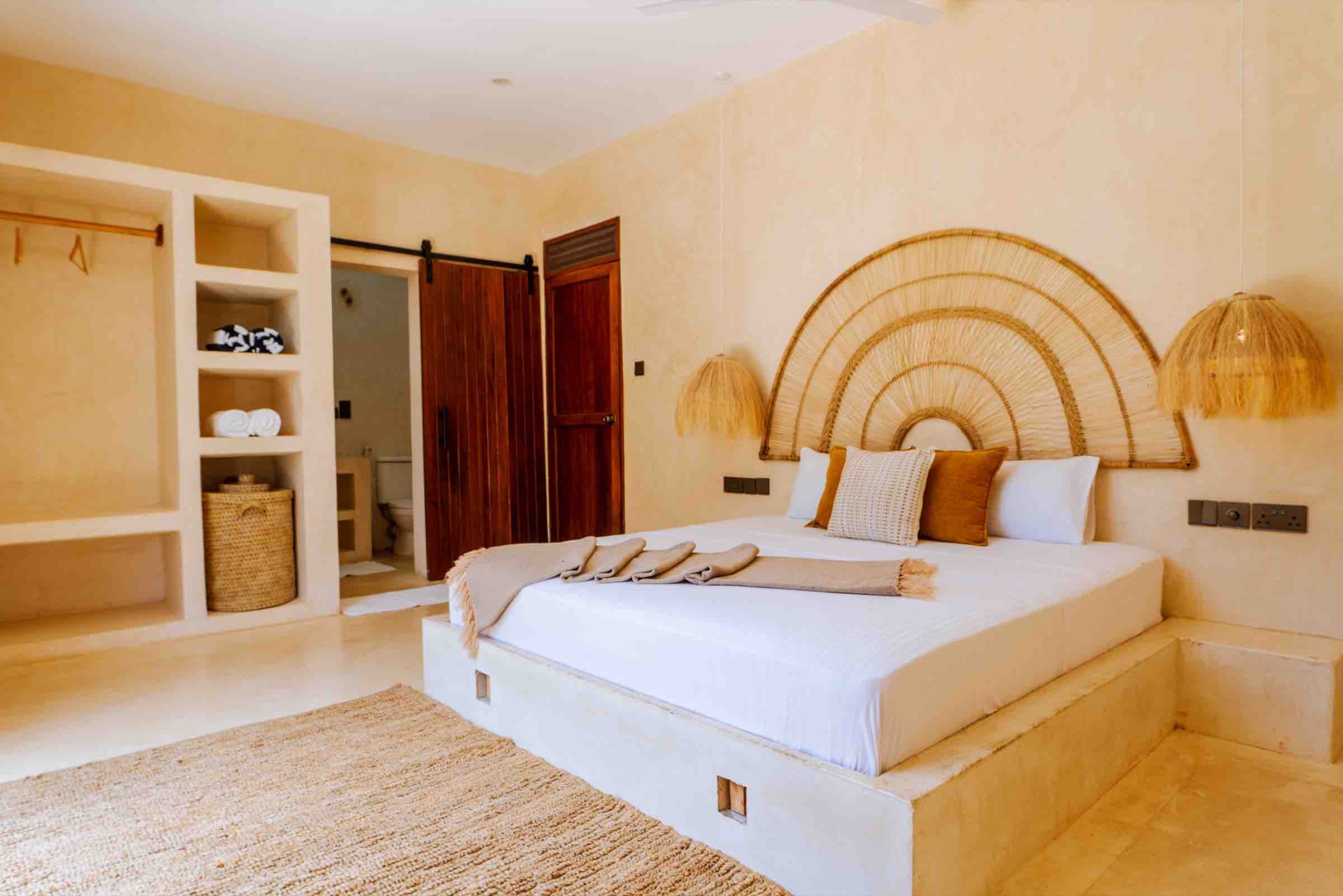 Wardrobe niche and ensuite entrance